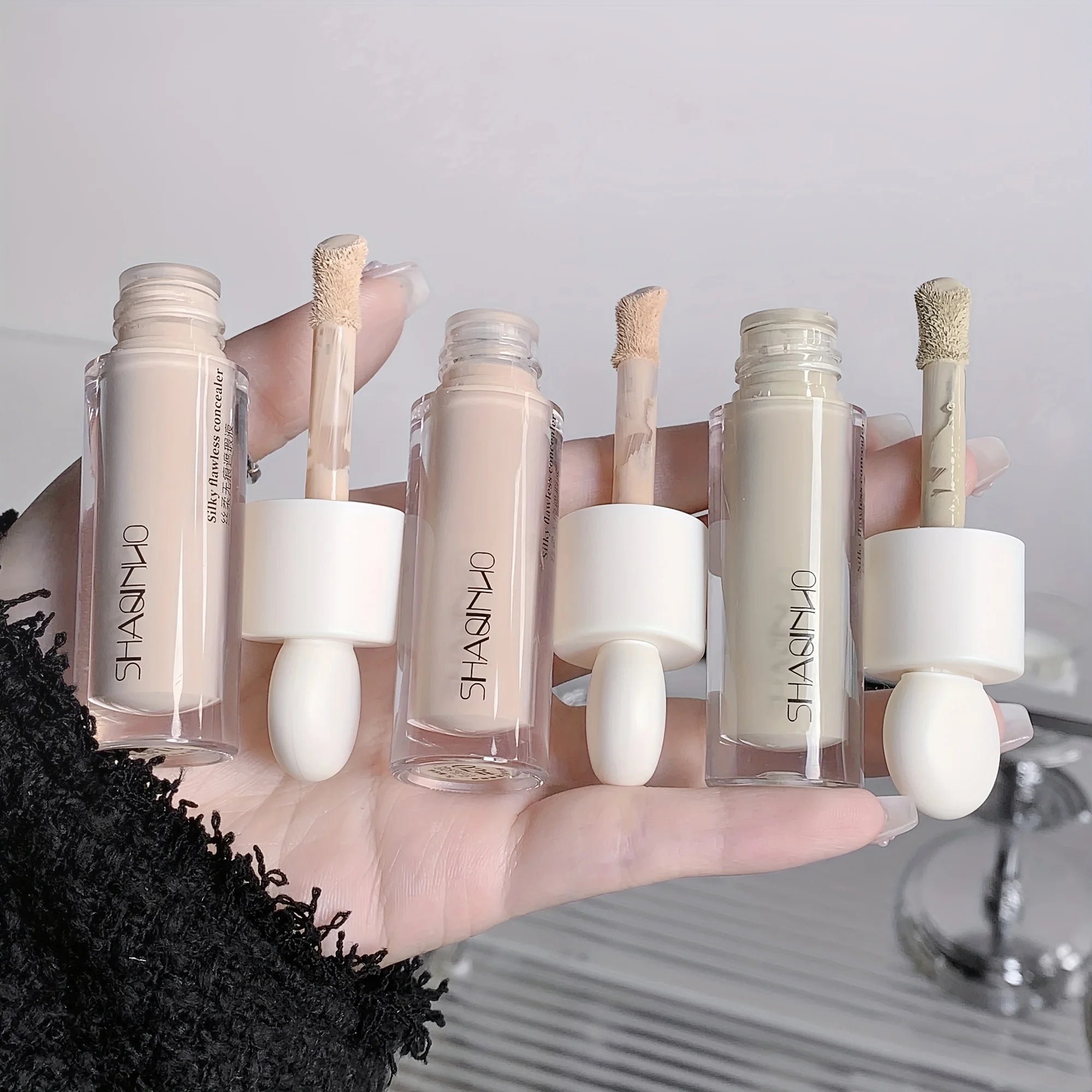 Silky seamless concealer for lasting coverage of acne spots and dark circles under the eyes concealer